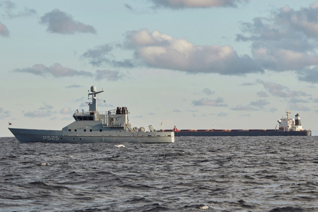 El misterio detrás del barco chino retenido por Dinamarca por sabotear dos cables submarinos en el mar Báltico