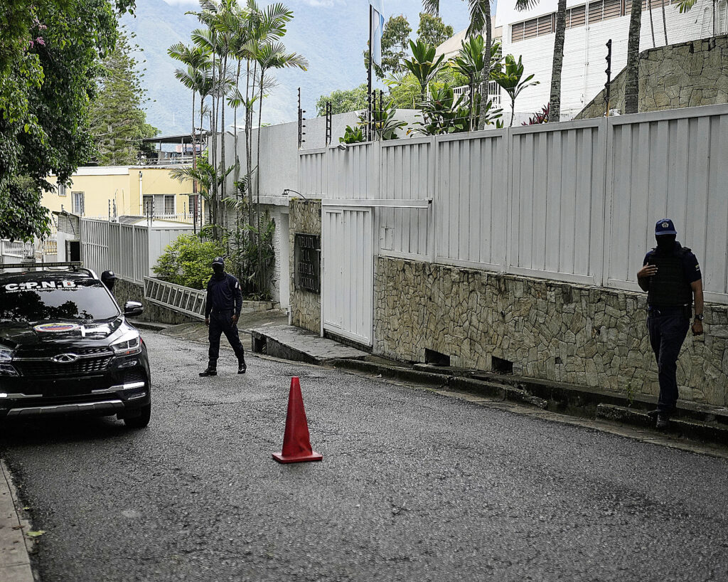 El chavismo acosa al círculo cercano de Machado: drones, cortes de luz e inhibidores telefónicos