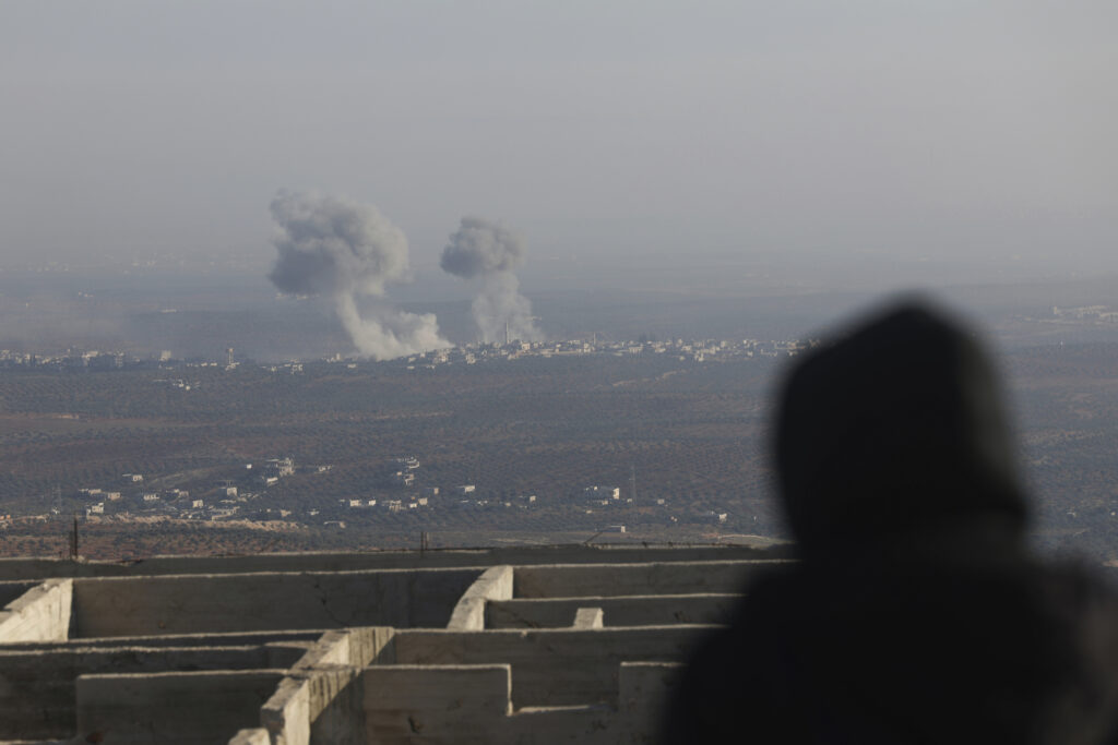 Siria y Rusia bombardean Alepo después de que los rebeldes tomaran gran parte de la ciudad, según una ONG