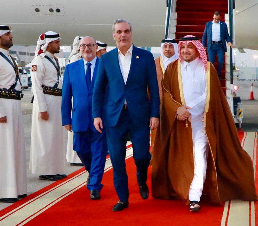 Presidente Abinader llega a Qatar para participar mañana sábado en la inauguración del Foro Mundial de Doha y agotar una visita oficial