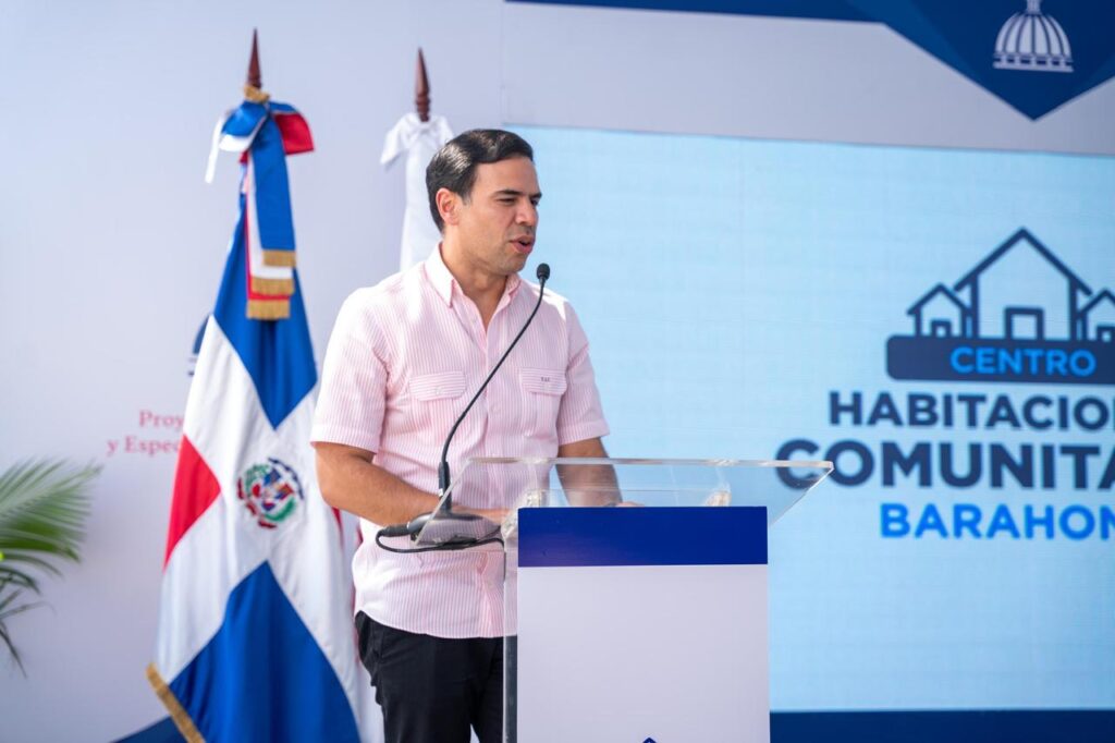 Gobierno dignifica la vida de otras 50 familias vulnerables con la entrega de casas en Barahona