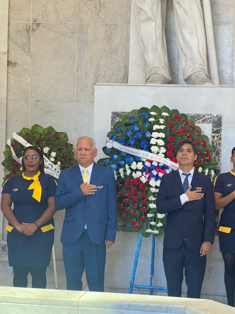 Centro Aeronáutico Tripulantes VIP deposita ofrenda floral en Altar de la Patria