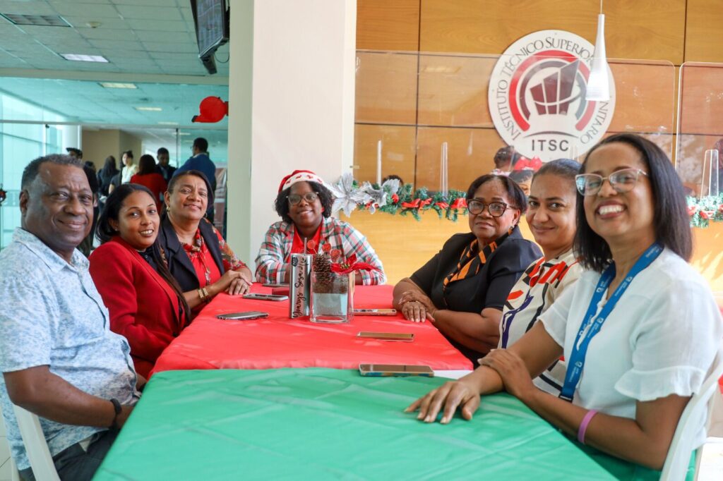 Dr. José Ramón Holguín Brito lidera un emotivo almuerzo navideño en el ITSC