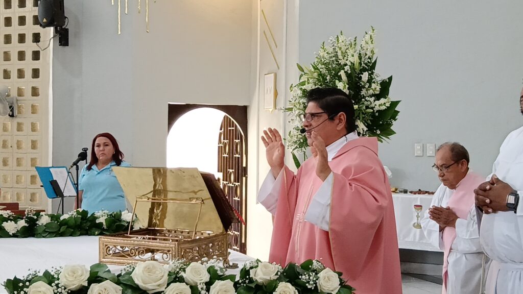 El Padre Roberto Solano PSJA celebra el Día de los Niños en catequesis