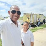 El periodista Primitivo Gil, junto a su hijo menor, auxilia a bomberos de Santo Domingo Este en un gesto ejemplar de solidaridad ciudadana