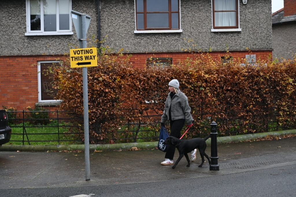 Irlanda vota por la continuidad del centro-derecha, según sondeos