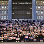 Vigilia nocturna para salvar la democracia de Corea del Sur tras la moción de censura contra el presidente de la ley mordaza