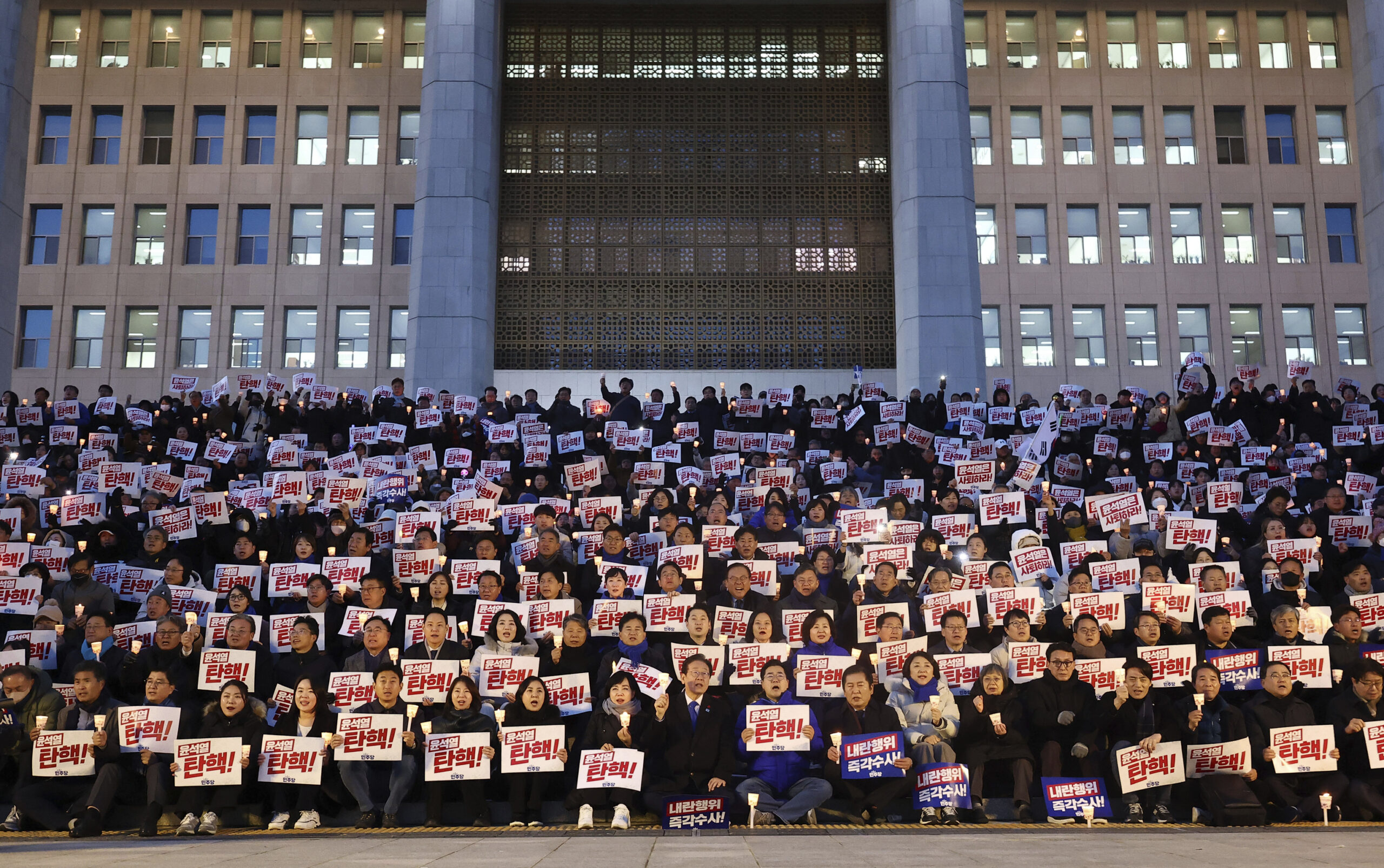 Vigilia nocturna para salvar la democracia de Corea del Sur tras la moción de censura contra el presidente de la ley mordaza