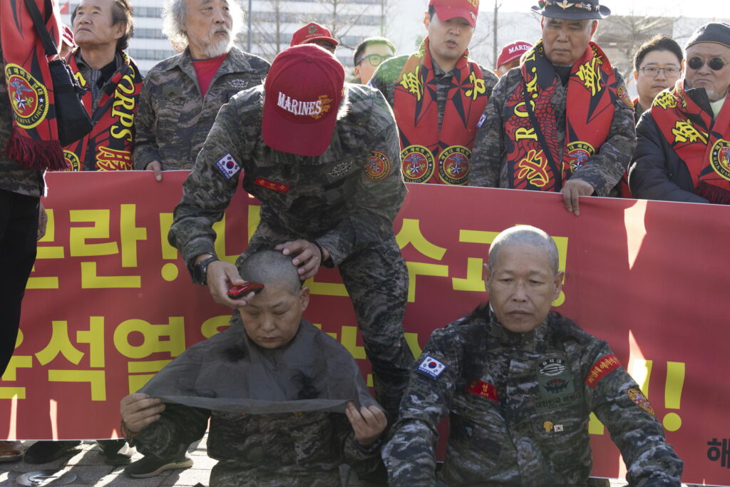 La policía investiga al presidente de Corea del Sur por «insurrección» y el Parlamento celebra una audiencia para interrogar a los militares sobre la ley marcial