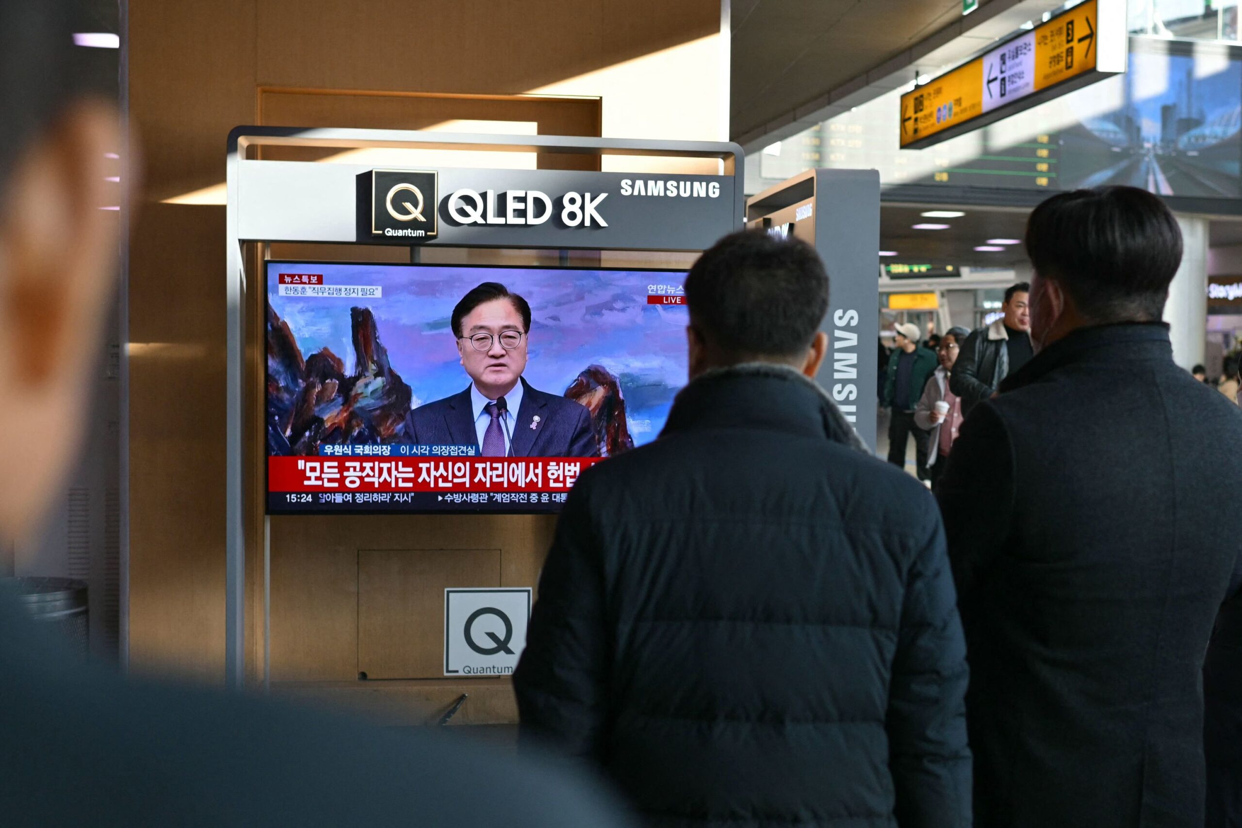 El líder del partido gobernante de Corea del Sur dice que el pueblo corre peligro si no se destituye al presidente que declaró la ley marcial