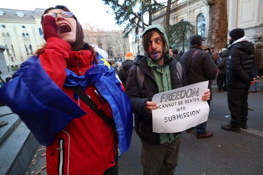 La elección de un nuevo presidente ‘ultra’ incendia la calle en Georgia