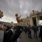 El Papa Francisco, obligado a rezar el Ángelus desde su residencia por un fuerte resfriado y se preserva para la Navidad y el inicio del Jubileo