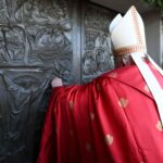 El Papa Francisco convierte en ‘basílica’ la prisión romana de Rebibbia para abrir la segunda Puerta Santa del Jubileo