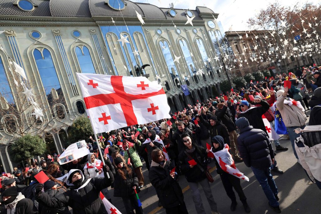 Miles de manifestantes impugnan la toma de posesión del nuevo presidente «ilegítimo» de Georgia frente al Parlamento