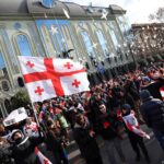 Miles de manifestantes impugnan la toma de posesión del nuevo presidente «ilegítimo» de Georgia frente al Parlamento