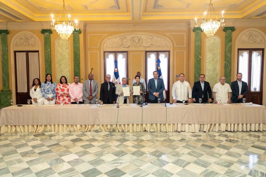 Raquel Peña firma acuerdo histórico entre el Gobierno y el Colegio Médico Dominicano