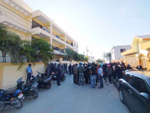 Maestros de San Juan protestan frente a la Regional de Educación exigiendo nombramientos