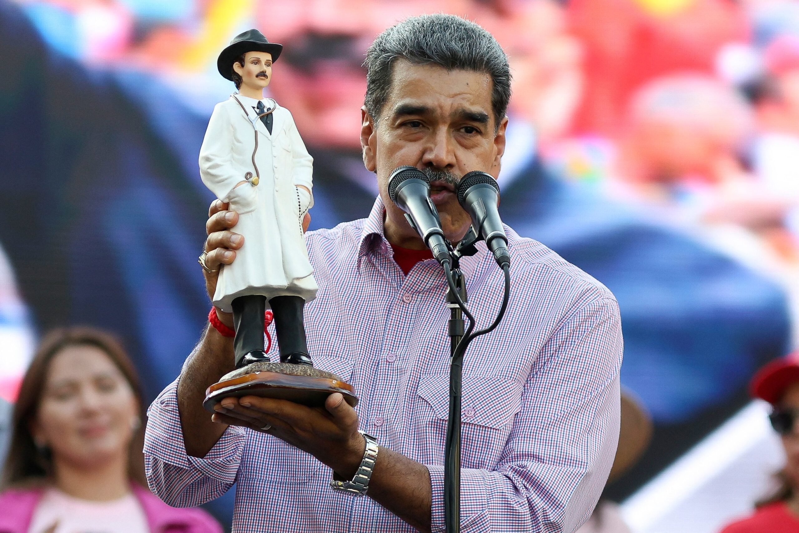 ‘Superbigote’ Maduro celebra el carnaval con un bono de cinco dólares