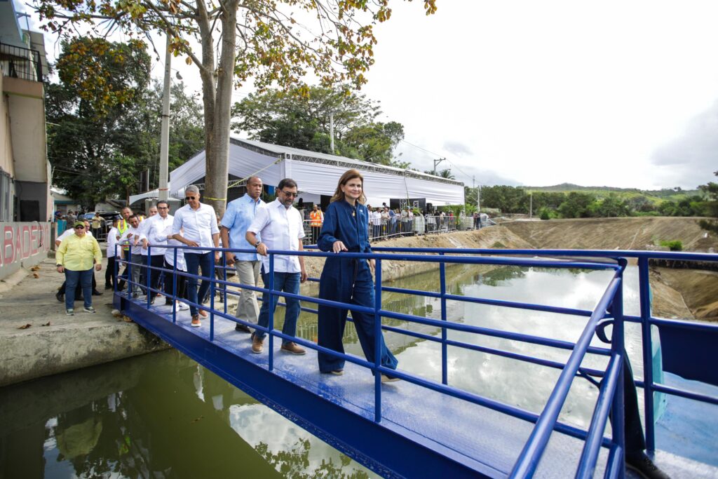 Gobierno entrega varias obras en Santiago